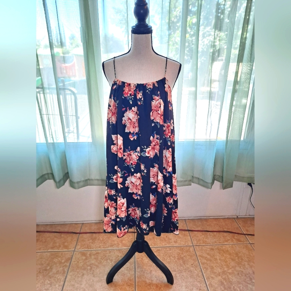 Mikey & Joey Floral Sleeveless Dress. NWT, Size Medium.